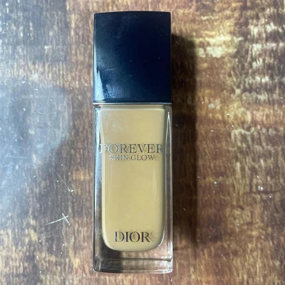 Dior Forever skin glow foundation. Shade 4W. - Picture 2 of 6